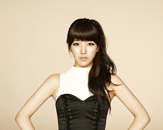 Suzy’s Yellow Chick Fashion Garners Attention Suzy’s Yellow Chick Fashion Garners Attention