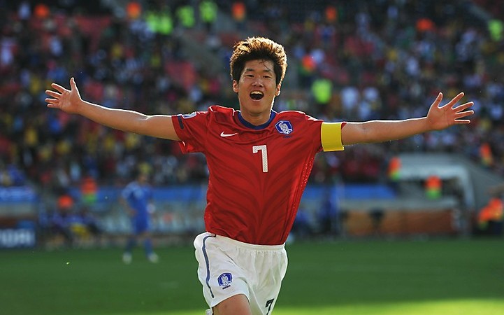 IU and Manchester United’s Park Ji Sung Share an Awkward Meeting on “Running Man” IU and Manchester United’s Park Ji Sung Share an Awkward Meeting on “Running Man”