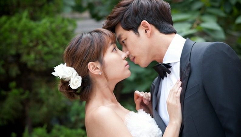 Gong Yoo and Lee Min Jung Share a Heart-Pounding Kiss Gong Yoo and Lee Min Jung Share a Heart-Pounding Kiss