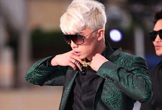 2PM’s Wooyoung Slips During his Solo Debut Performance at the “20s Choice Awards” 2PM’s Wooyoung Slips During his Solo Debut Performance at the “20s Choice Awards”