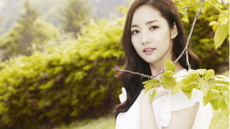 Park Min Young Battles the Sun Behind-the-Scenes at “Dr. Jin” Park Min Young Battles the Sun Behind-the-Scenes at “Dr. Jin”