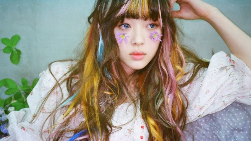 f(x) Sulli Bites a Soju Glass in Old Photo?! f(x) Sulli Bites a Soju Glass in Old Photo?!