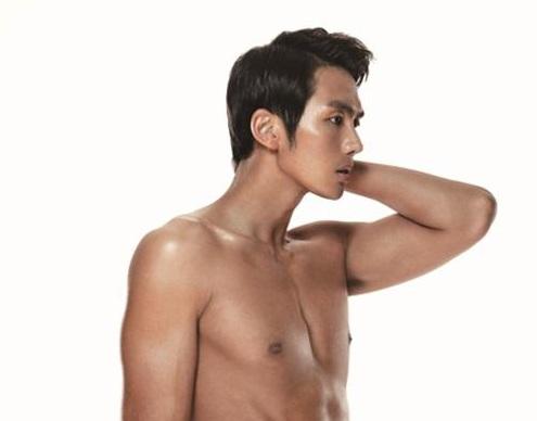 2AM’s Seulong Wears an “I’m Sorry That I’m Handsome” T-Shirt 2AM’s Seulong Wears an “I’m Sorry That I’m Handsome” T-Shirt