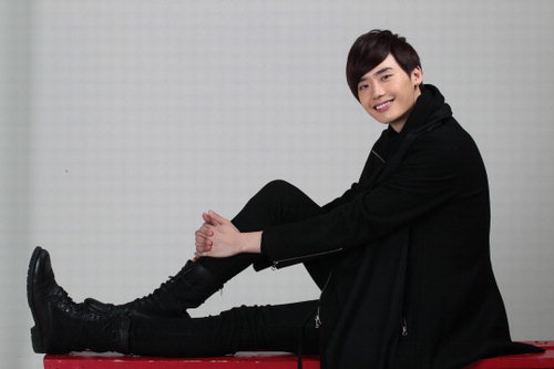 Lee Jong Suk Becomes a Real Pilot – Trains for 3 Months Lee Jong Suk Becomes a Real Pilot – Trains for 3 Months