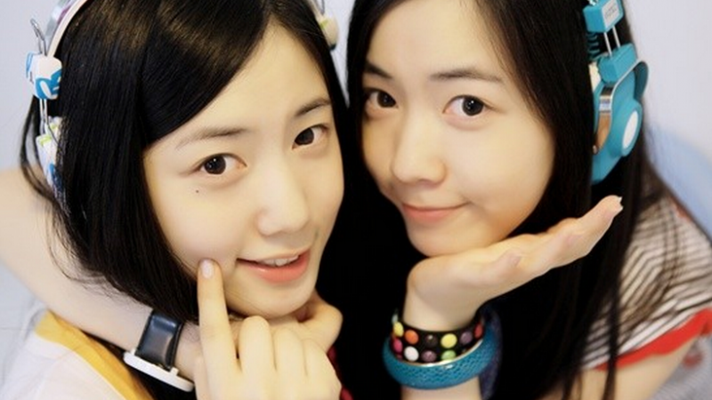 Former T-ara Member Hwayoung Snaps a Silly Selca with Twin Sister in Bed Former T-ara Member Hwayoung Snaps a Silly Selca with Twin Sister in Bed