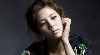 Son Dam Bi Reunites With High School Friends Son Dam Bi Reunites With High School Friends