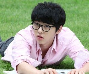 “Nice Guy” Song Joong Ki Becomes “Autumn Guy” for 1st Look “Nice Guy” Song Joong Ki Becomes “Autumn Guy” for 1st Look