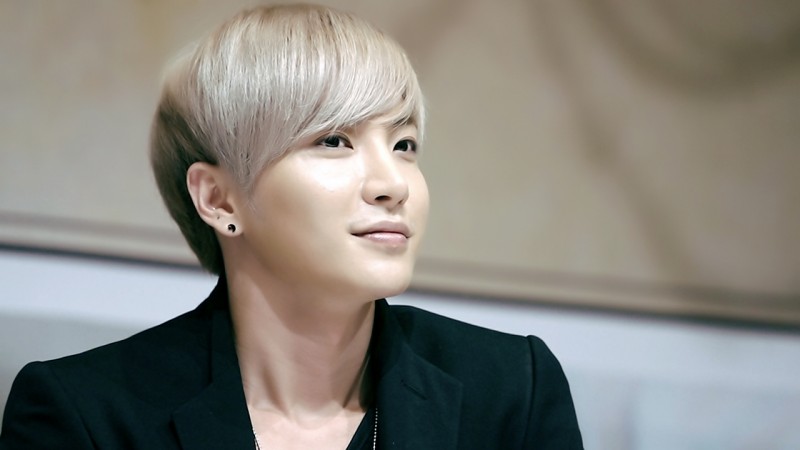 8 Celebrities and Their Sasaeng Fan Incidents 8 Celebrities and Their Sasaeng Fan Incidents
