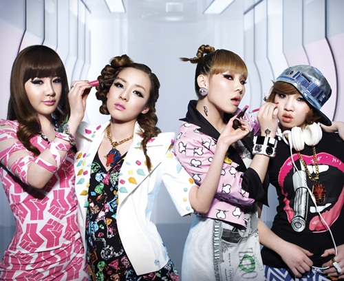 2NE1’s Park Bom and Minzy Surprise Fans with Short Hair 2NE1’s Park Bom and Minzy Surprise Fans with Short Hair