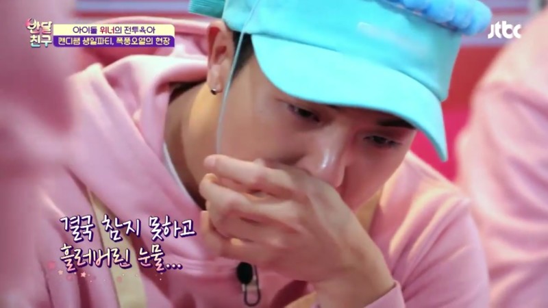 Watch: Song Mino Is Moved To Tears At Surprise Birthday Party On “Half-Moon Friends” Watch: Song Mino Is Moved To Tears At Surprise Birthday Party On “Half-Moon Friends”