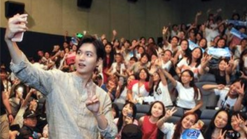 Lee Min Ho Takes Care Of Fans After “Bounty Hunters” Event Is Canceled In China Lee Min Ho Takes Care Of Fans After “Bounty Hunters” Event Is Canceled In China
