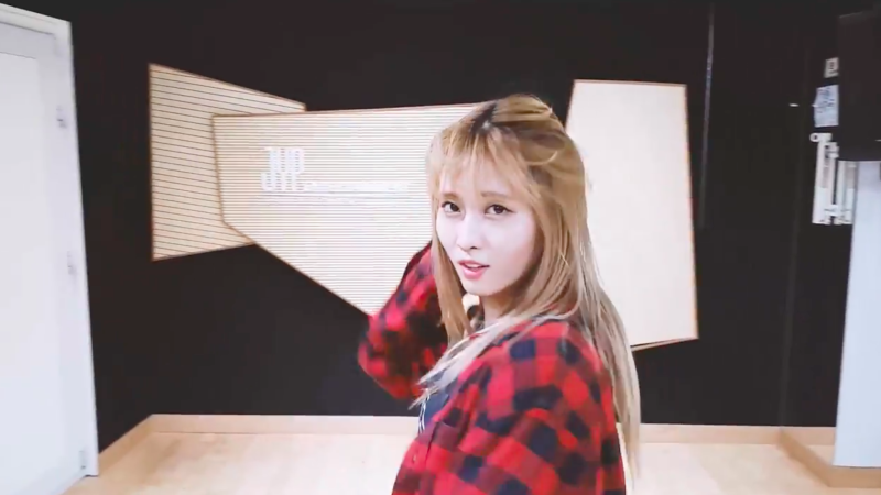 Watch: TWICE’s Momo Covers Jun.K’s “Think About You” Dance Watch: TWICE’s Momo Covers Jun.K’s “Think About You” Dance