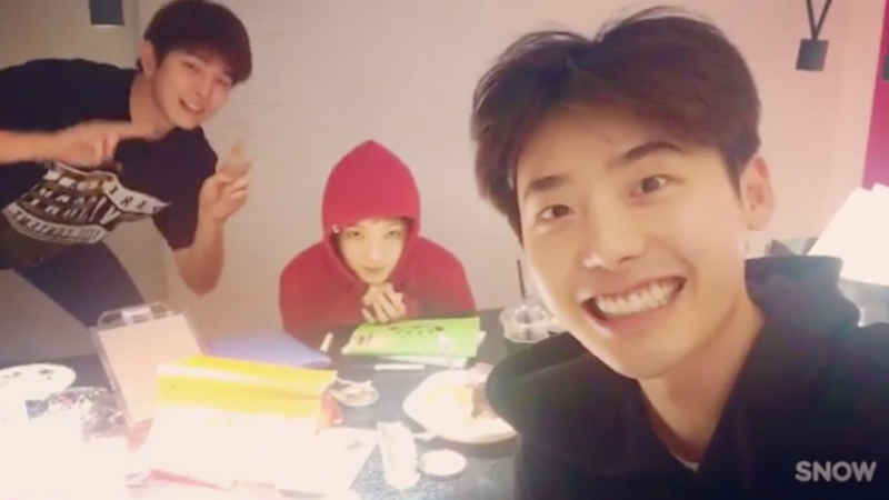 Lee Jong Suk, Yoon Kyun Sang, And Lee Sung Kyung Are Totally Adorable Studying Together Lee Jong Suk, Yoon Kyun Sang, And Lee Sung Kyung Are Totally Adorable Studying Together