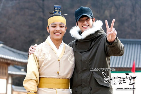 “The Moon that Embraces the Sun’s” Kim Soo Hyun Embarrasses Yeo Jin Goo “The Moon that Embraces the Sun’s” Kim Soo Hyun Embarrasses Yeo Jin Goo