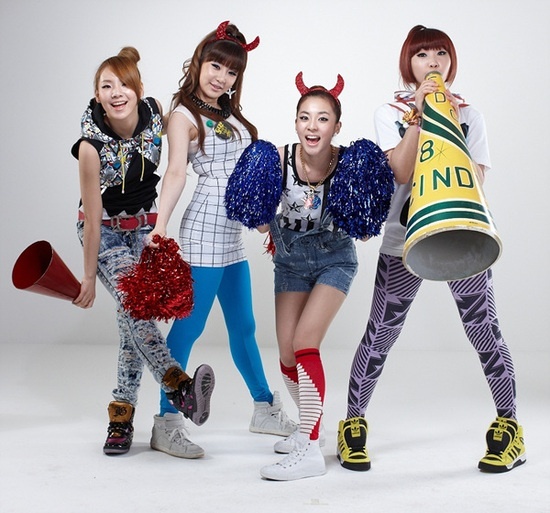 2NE1 Dara and Minzy’s Perfect Disguise to the Amusement Park 2NE1 Dara and Minzy’s Perfect Disguise to the Amusement Park