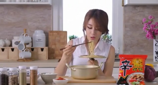 Japanese Netizens Call T-ara’s Jiyeon “Barbaric” for Noodle CF Japanese Netizens Call T-ara’s Jiyeon “Barbaric” for Noodle CF