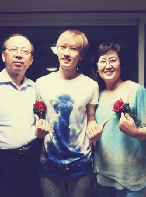 Super Junior’s Eunhyuk Snaps a Photo with His Parents for Parents’ Day Super Junior’s Eunhyuk Snaps a Photo with His Parents for Parents’ Day