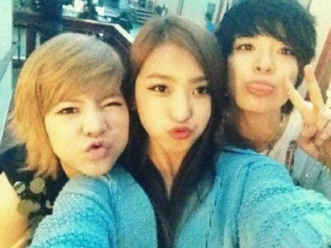 Sistar’s Bora, Girls’ Generation’s Sunny, and f(x)’s Amber Pout for the Camera Sistar’s Bora, Girls’ Generation’s Sunny, and f(x)’s Amber Pout for the Camera
