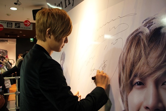 Kim Hyun Joong Makes a Surprise Appearance at Japanese Music Stores Kim Hyun Joong Makes a Surprise Appearance at Japanese Music Stores