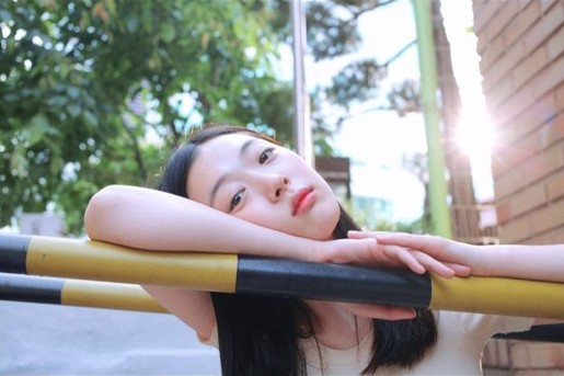 Reciente publicación de Sulli se encuentra bajo críticas por temática lolita