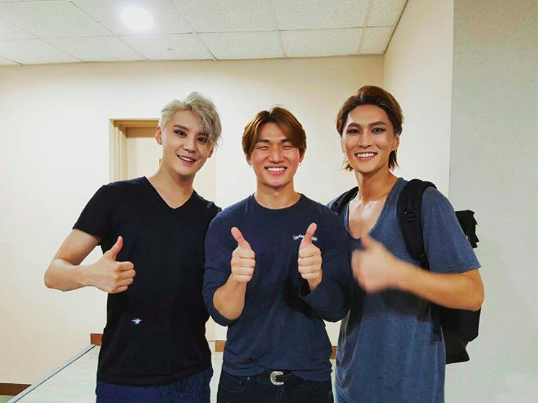 Daesung de BIGBANG sacó a relucir el fanboy interior de Xia (Junsu) detrás del escenario de su musical Daesung de BIGBANG sacó a relucir el fanboy interior de Xia (Junsu) detrás del escenario de su musical
