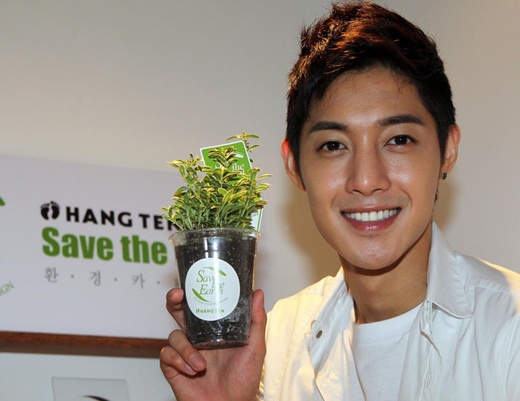 Kim Hyun Joong turns into a Barista