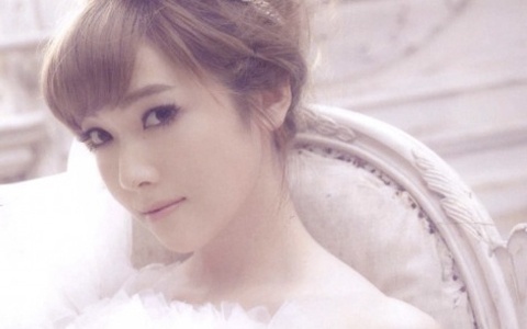 SNSD’s Jessica Posts New York Photo + 4th Anniversary Message