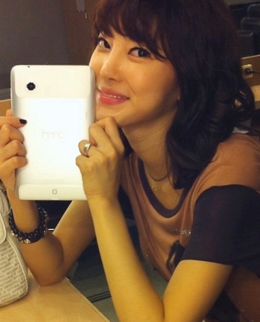 NS Yoon Ji Tweets about Her New HTC Flyer