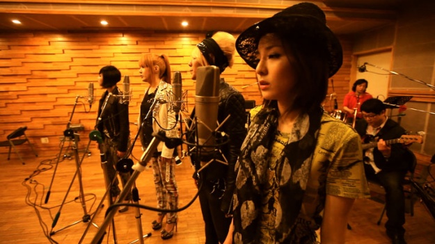 See 2NE1’s Final Live Performance of “Lonely” in Acoustic Style