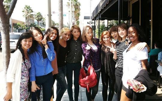 Wonder Girls Take a Photo with American Girl Group