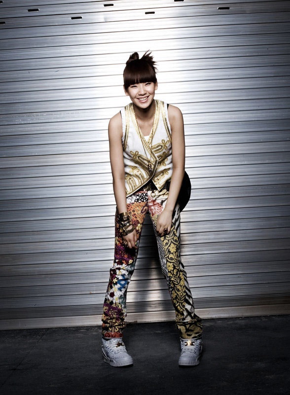 2NE1 CL’s Childhood Photos Impress Fans