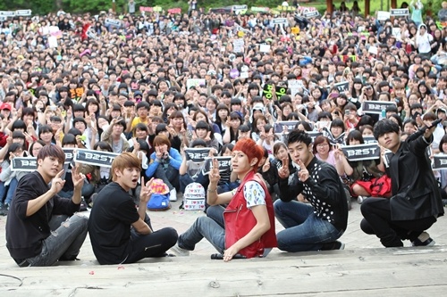 B2ST: 1500 Fans at a Surprise Meeting!