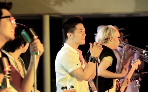 Alex Releases MV Teaser for "Saying Goodbye With A Smile"