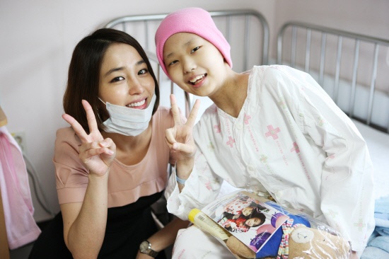 Lee Min Jung Braves Stormy Weather for Make-A-Wish Foundation