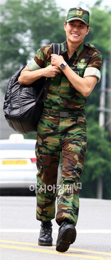 PHOTO: Jae Hee Discharged From Military