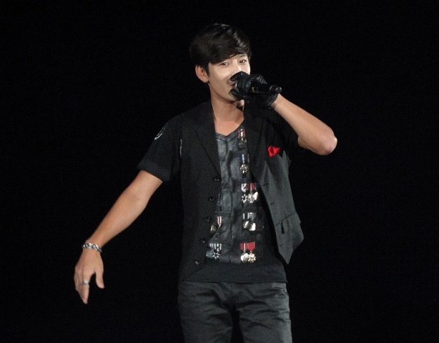 Se7en Performs at World Runway "Premiere"
