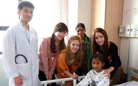 Kind-hearted SNSD Visits a Cambodian Fan in Hospital