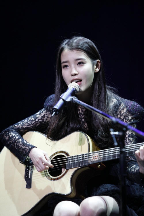IU Gives a Middle School Girl Cheerful Advice