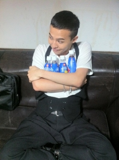 me2day: G-Dragon Responds to Seungri’s Coke Photo with Lemonade Bottles
