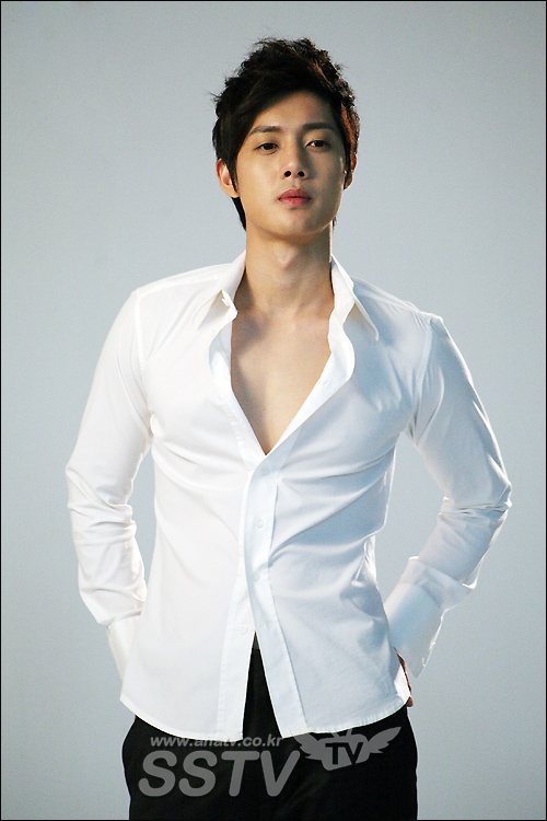 Kim Hyun Joong Freezes Airport in Beijing