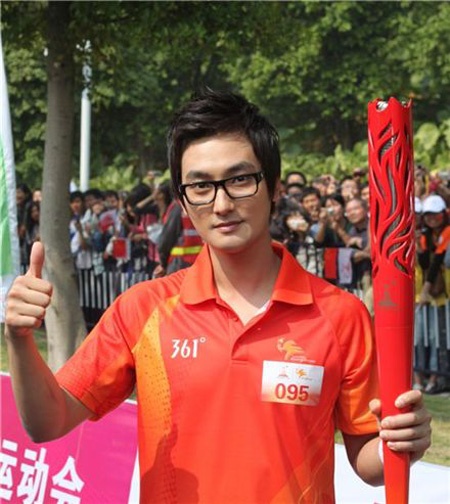 Kangta Completes Torch Relay for the 16th 2010 Asian Games