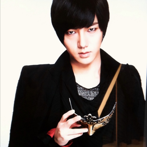 Super Junior’s Yesung Reveals a Photo of Himself Dressed as a Woman