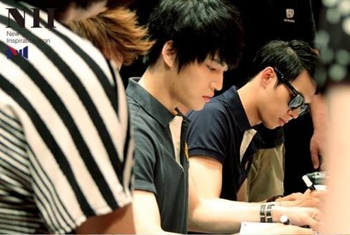 JYJ Holds Fan Signing Event