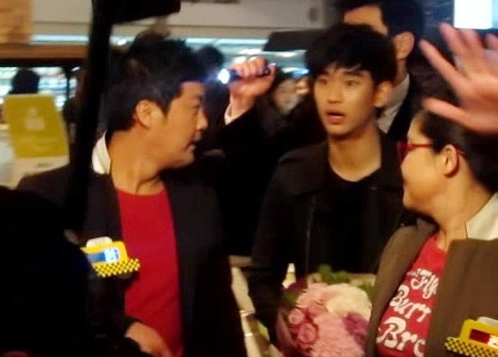 Kim Soo Hyun Spotted Filming “Taxi”