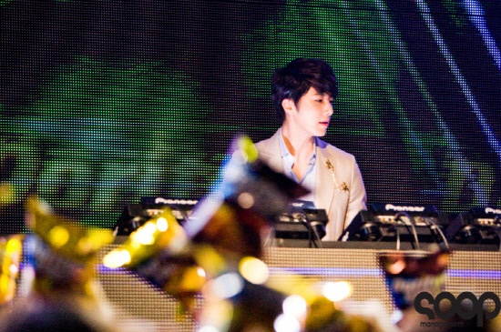 Jung Il Woo DJing at a Club?
