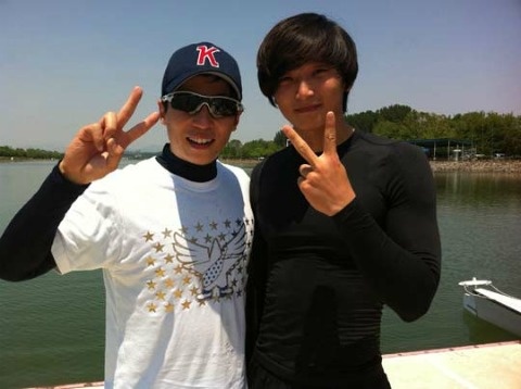 2AM’s Jung Jinwoon Snaps a Selca with Yoo Jae Suk!
