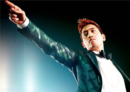 Eric Unveils New Song, Gives Out 1,000 Burgers at the Set of “Spy Myung Wol”