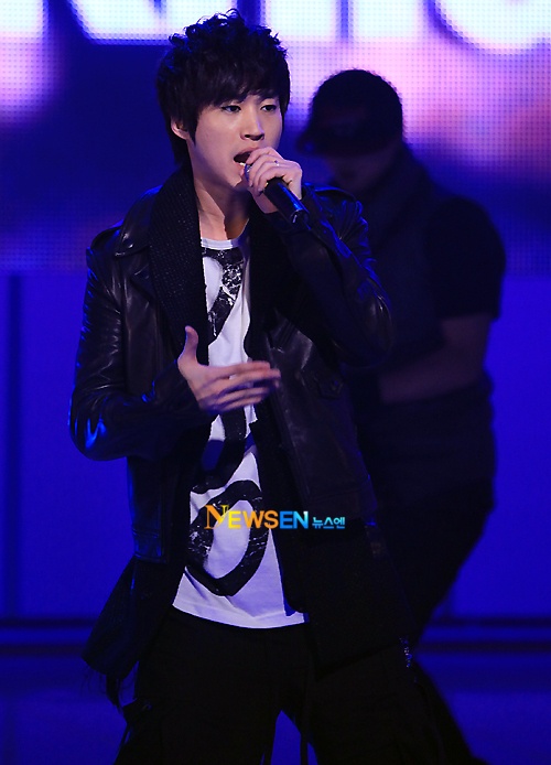 Tablo Set to Release Single "Airbag" on October 14