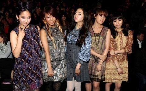 Wonder Girls Sohee’s Hilarious Solo Dance While Ye Eun Falls on Stage