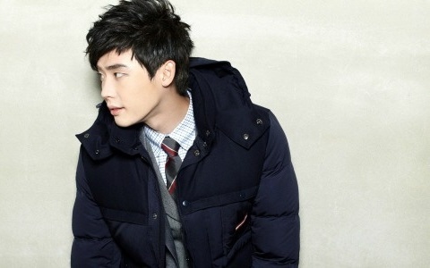 Lee Jong Suk Posts a Selca Anticipating the First Episode of MBC "High Kick 3"